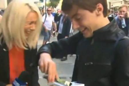 Oops! First iPhone 6 buyer in Perth, Australia drops handset on pavement
