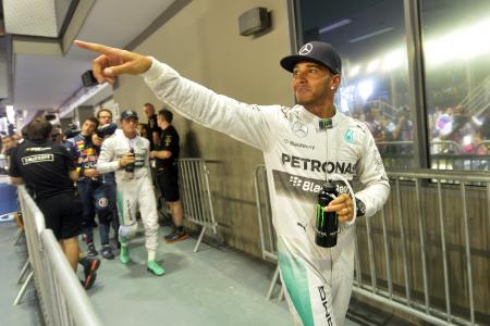 Hamilton steals pole from Rosberg