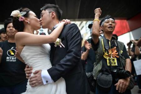 Wedding photos, haircuts and free books at #OccupyCentral in Hong Kong