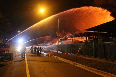 Fire at Jurong warehouse this morning: 60 SCDF officers put out blaze