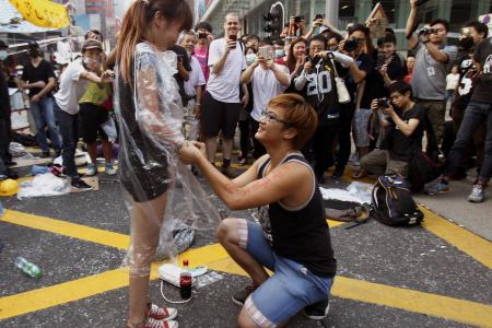 Man proposes to girlfriend in the midst of Hong Kong protests