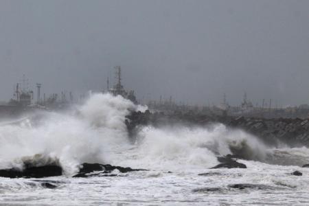 Three killed as Cyclone Hudhud slams into India’s east coast