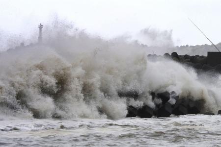 Typhoon Vongfong heads off Japan coast; 1 dead, 2 missing
