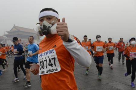 PICTURES: Beijing Marathon runners wear masks due to severe haze