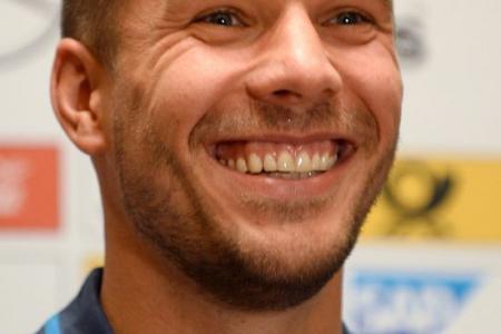 Podolski shoots down Spurs transfer rumour with an epic tweet
