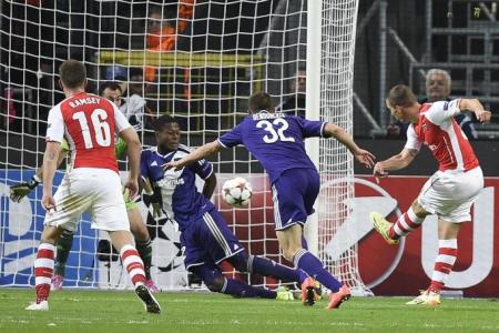 Tentative Arsenal overcome Anderlecht 2-1 