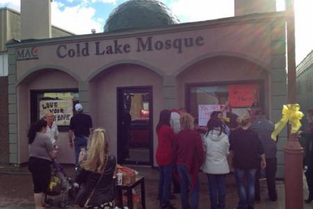 Post-Ottawa shooting, residents scrub off hate messages on Canadian mosque