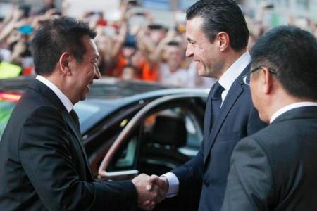 WATCH: S'pore tycoon Peter Lim greeted like a hero in Valencia