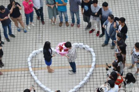 He uses 99 iPhone 6s to propose to girlfriend. Here's her reply...
