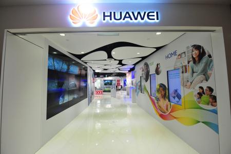 Big Walk 2014: Goodie bag collection at new Huawei store