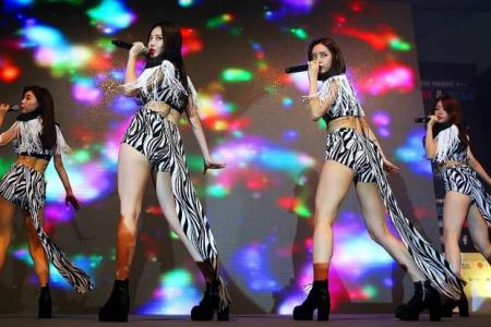 Girls' Day wows fans with sexy, cutesy show
