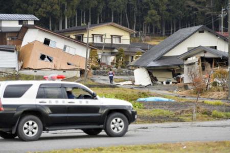 Japan quake injures 39, reduces houses to rubble
