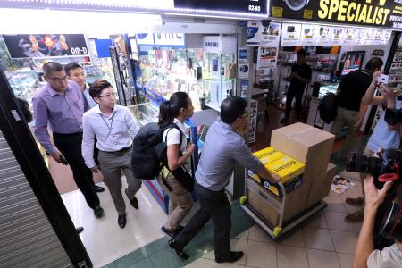 Sim Lim salesmen flee photographers, reporters after police raid