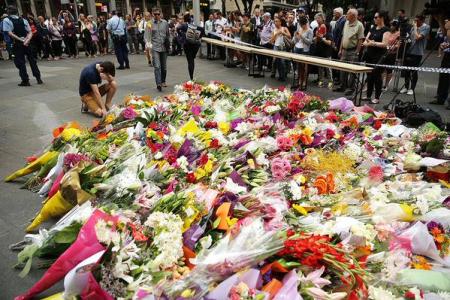 Sydney residents cause flower shortage as they pay tribute to victims of cafe siege