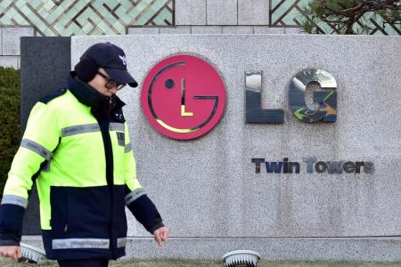 LG staff accused of vandalising Samsung’s washing machines at trade fair