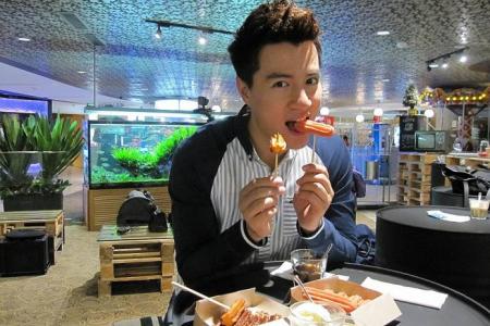 Zhang Zhenhuan tries churros for the first time - and loves it