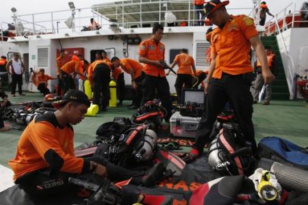  Let up in bad weather allows divers to join the search for the wreck of flight QZ8501