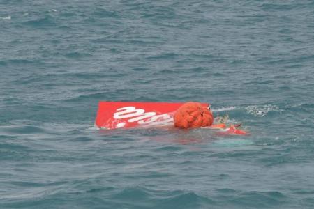 Tail of AirAsia QZ8501 lifted to surface, search for black boxes continues