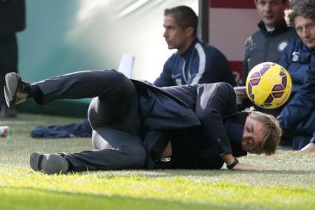 Ouch, Roberto Mancini gets hit again! Is that a subtle hint from his Inter Milan players?