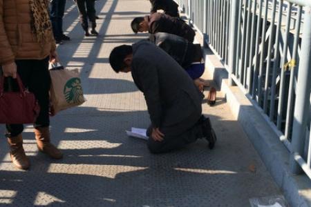 Punished for not reaching work goals? Staff 'voluntarily kneel' on public bridge