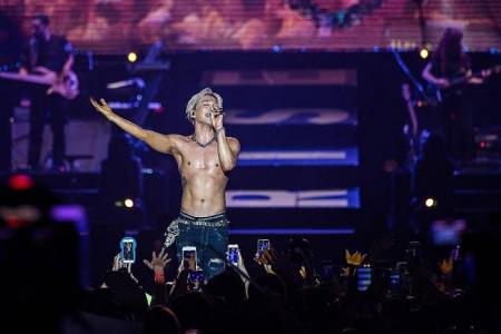 Shirtless in S'pore: K-pop star Taeyang shows off bod at concert