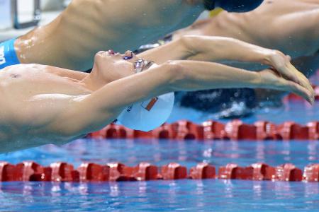 Swimmer Zheng Wen breaks 50m back national record