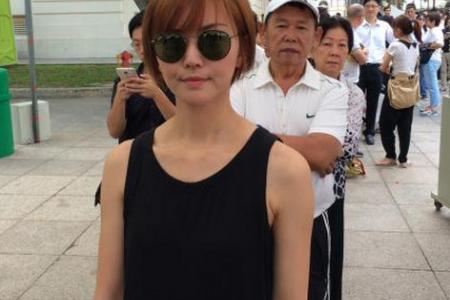 Stefanie Sun heads to Parliament House to pay respects to Mr Lee Kuan Yew
