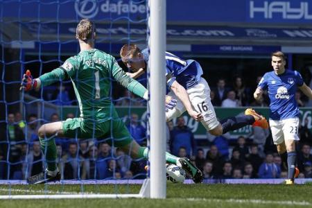 Everton score biggest win over United in 23 years