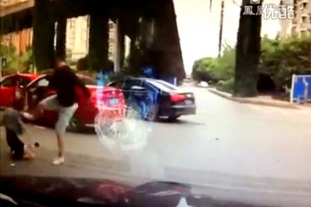 Watch: Man beats up female driver after she cuts into his lane