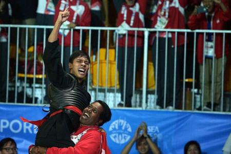 Foot injury can't stop Alfian from striking gold