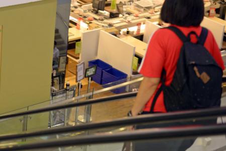 Girl's arm gets stuck in China shopping mall escalator