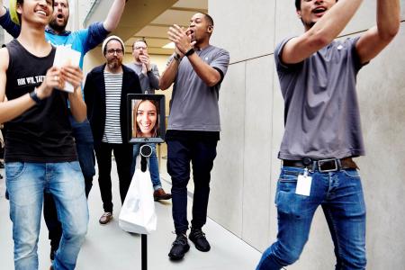 Woman sends robot to queue for her iPhone 6s