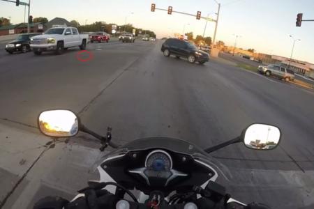 Biker saves tiny kitten in the middle of junction