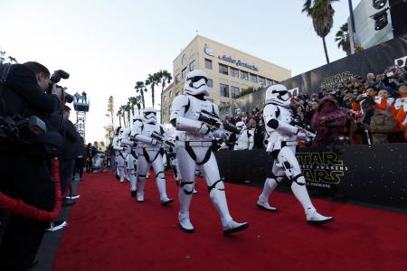 Star Wars: The Force Awakens premieres