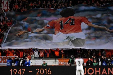 Football salutes Oranje wizard Cruyff