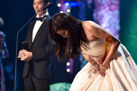 A remorseful Rui En apologises at Star Awards 2016