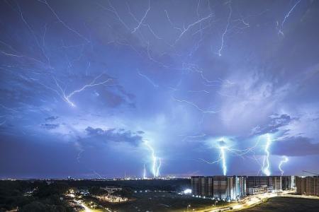 Image of lightning strikes gets over 39,000 Facebook likes