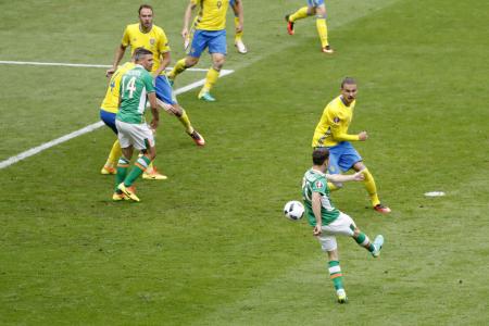 Hoolahan scores stunner as Ireland draw with Sweden
