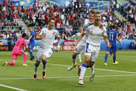 Croatia throw away two-goal lead
