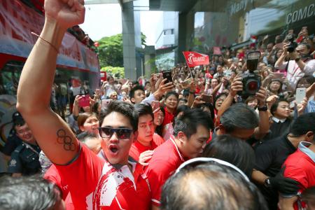 Fans out in full force for Schooling's victory parade