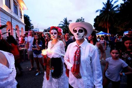 Some 2,000 people attend Mexican festival honouring the dead Night of the walking dead