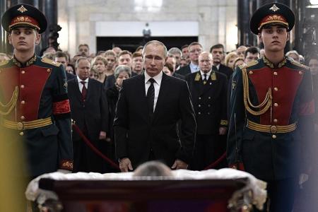 Putin pays his respects