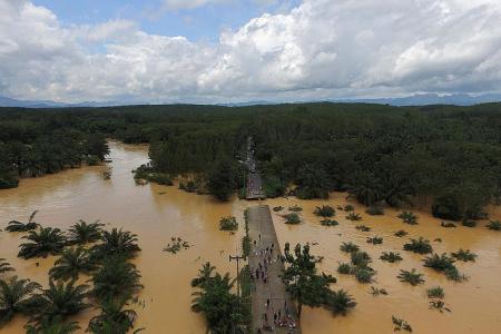 Floods sever land routes to Thailand&#039;s south