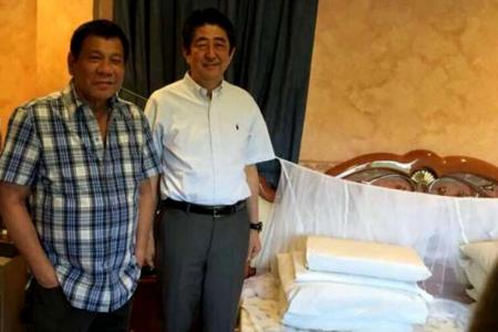 Abe visits Duterte&#039;s Davao home