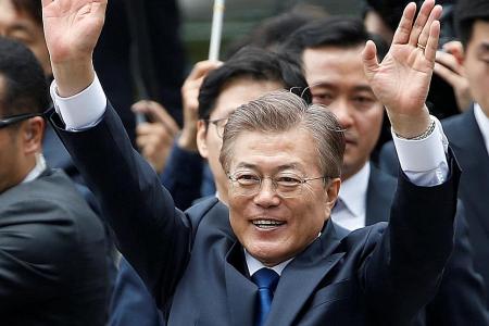 Moon to visit N. Korea &#039;if circumstances right&#039;