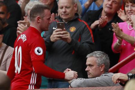 Neville urges Rooney to leave United to prolong career