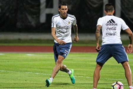 Fans turn to di Maria  in Messi&#039;s absence