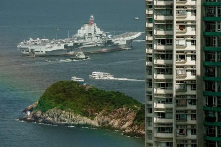 China&#039;s aircraft carrier draws HK crowd