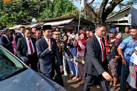 Traffic jam forces Jokowi to walk 2km to parade