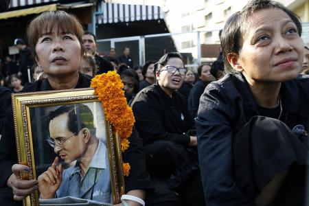 Thais bid farewell to  beloved King Bhumibol